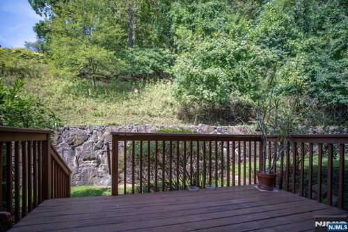 7 Regal Ct, Hawthorne, NJ, 07506-3338 | Card Image
