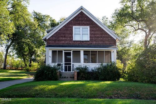 919 6th Ave Se, Jamestown, ND, 58401-5536 | Card Image