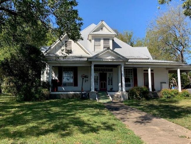 909 W Broadway Avenue, House other with 4 bedrooms, 2 bathrooms and null parking in Clarksville TX | Image 1