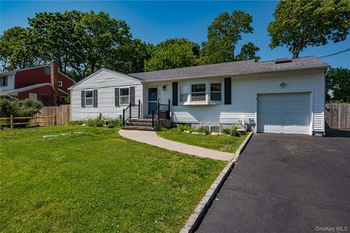 135 Howard Street, Brookhaven, NY, 11776 | Card Image