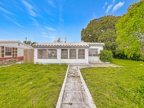 17590 Ne 19th Ave, North Miami Beach, FL, 33162-2216 | Card Image