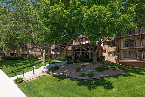 320-205 Barry Avenue S, Wayzata, MN, 55391 | Card Image