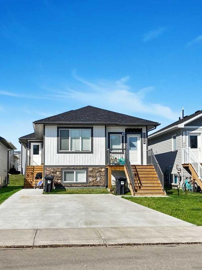 B - 9514 112 Avenue, Home with 3 bedrooms, 2 bathrooms and null parking in Clairmont AB | Image 1