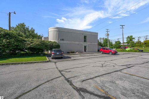 124 Beech St, Traverse City, MI, 49684-2367 | Card Image