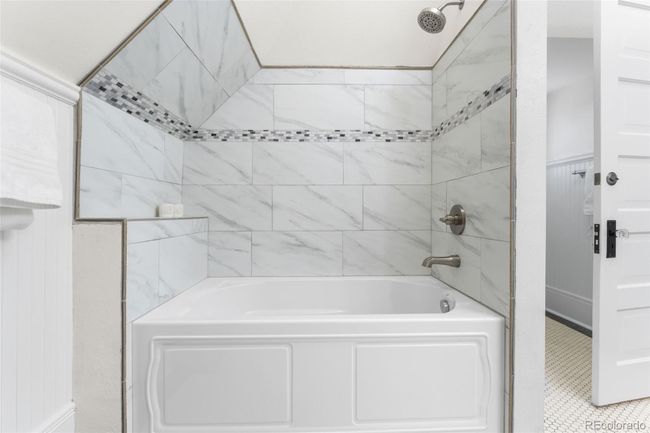 Upstairs full bath 2 | Image 31