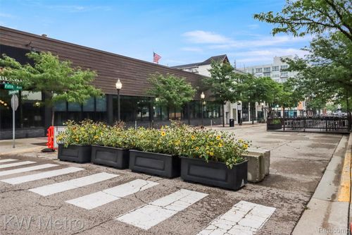 200-423 S Washington Ave, Royal Oak, MI, 48067-3823 | Card Image