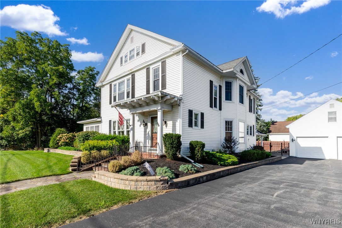 Vernon St, Middleport, NY 14105