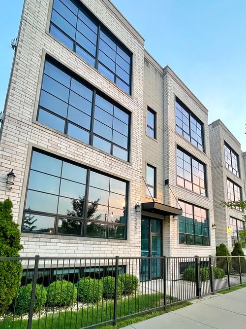 1e-2453 W Irving Park Rd, Chicago, IL, 60618-2493 | Card Image