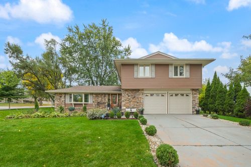 320 Pochet Ln, Schaumburg, IL, 60193-1425 | Card Image
