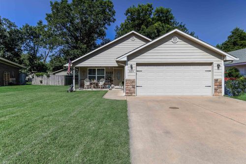 523 N Park Ave, Valley Center, KS, 67147-2562 | Card Image