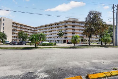 l311-2905 Point East Dr, Aventura, FL, 33160-2625 | Card Image