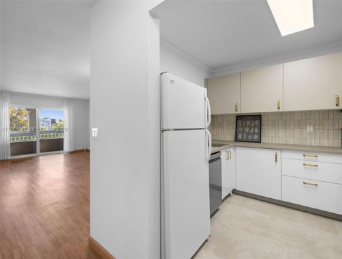 apt-419-7701 Camino Real, Miami, FL, 33143-7166 | Card Image