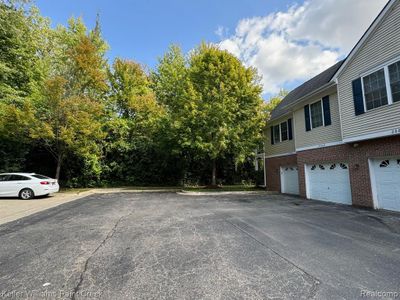 C - 2806 Cottonwood Drive, Condo with 2 bedrooms, 2 bathrooms and null parking in Waterford Twp MI | Image 3