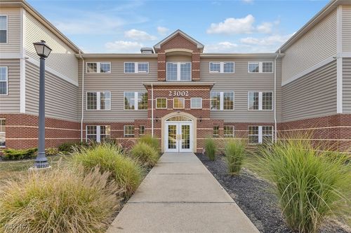 23002 Chandlers Ln, Olmsted Falls, OH, 44138-3262 | Card Image