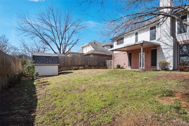 Large back yard with tree | Image 40