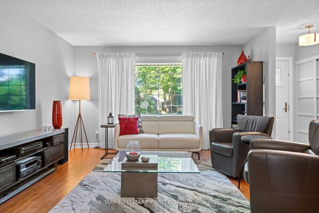 2140 Blue Jay Cres, House other with 2 bedrooms, 2 bathrooms and 3 parking in Gloucester ON | Image 5