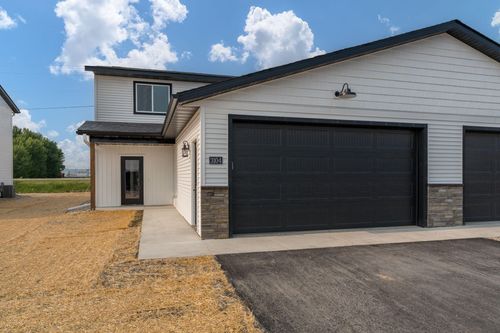 3207 Scotch Ln, Mankato, MN, 56001-8211 | Card Image