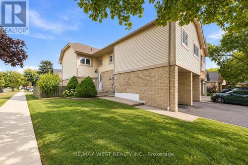 2 Ackrow Court, Toronto (Eringate-Centennial-West Deane), ON, M9C5C4 | Card Image