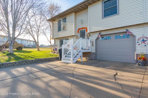 292 Kuchenski Dr, Dickinson, ND, 58601-6043 | Card Image
