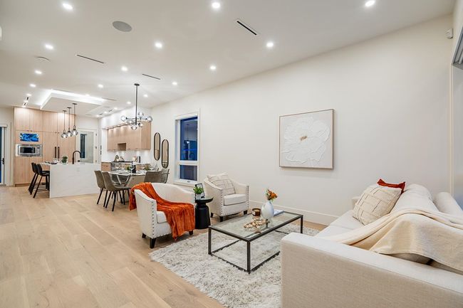 8386 14 Th Ave, Home with 5 bedrooms, 5 bathrooms and 3 parking in Burnaby BC | Image 5
