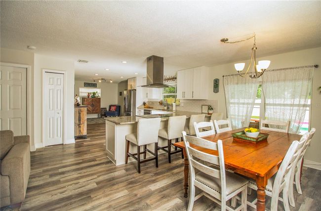 Spacious living area | Image 9
