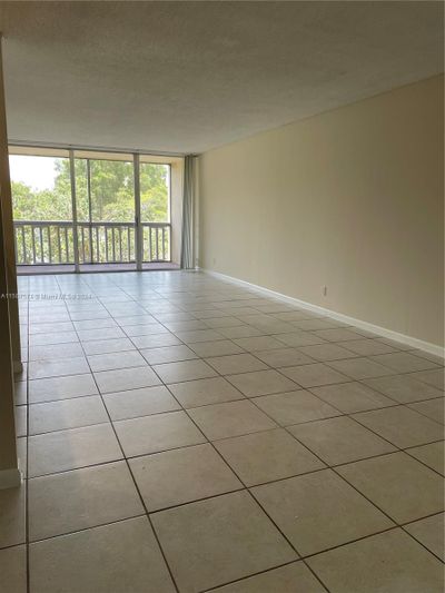 211 - 7011 Environ Blvd, Condo with 2 bedrooms, 2 bathrooms and null parking in Lauderhill FL | Image 3