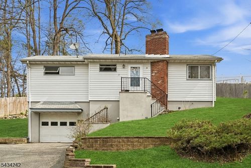 10 De Lazier Pl, Bloomingdale, NJ, 07403-1642 | Card Image