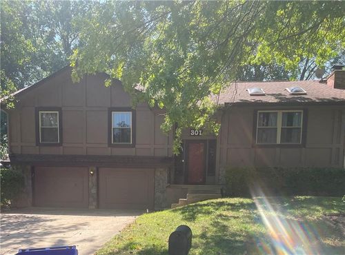 301 Se 2nd St, Blue Springs, MO, 64014-3105 | Card Image