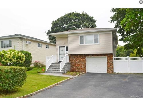 5 Segrove St, Huntingtn Sta, NY, 11746-2326 | Card Image