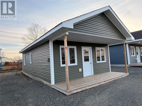 18 Hill St, Grand Falls Windsor, NL, A2B | Card Image