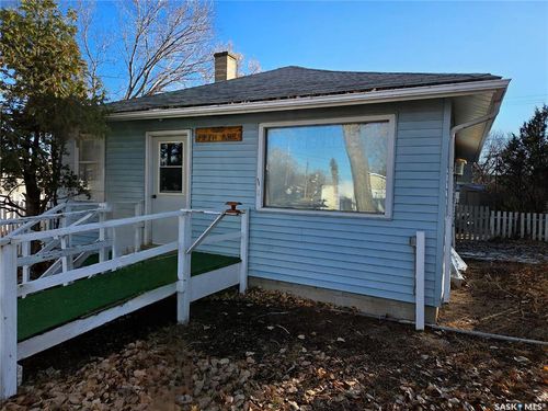 405 5th Ave, Maple Creek, SK, S0N1N0 | Card Image