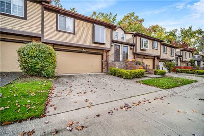 231 Greenbriar Court, Condo with 2 bedrooms, 2 bathrooms and null parking in Euclid OH | Image 2