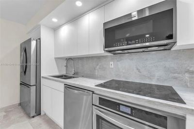 A-1242 - 1717 N Bayshore Dr, Condo with 1 bedrooms, 1 bathrooms and null parking in Miami FL | Image 3