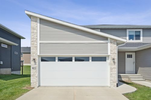 822 Grindstone Cir, Waterloo, IA, 50702-6126 | Card Image