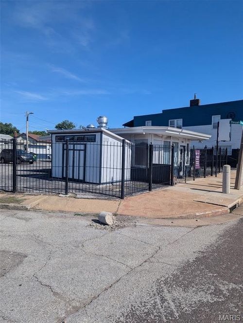 7954 N Broadway, Saint Louis, MO, 63147-2438 | Card Image
