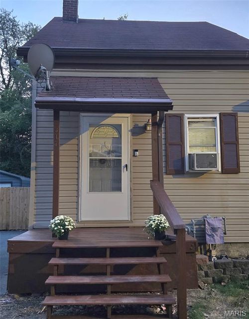 317 N 8th St, Belleville, IL, 62220-1147 | Card Image