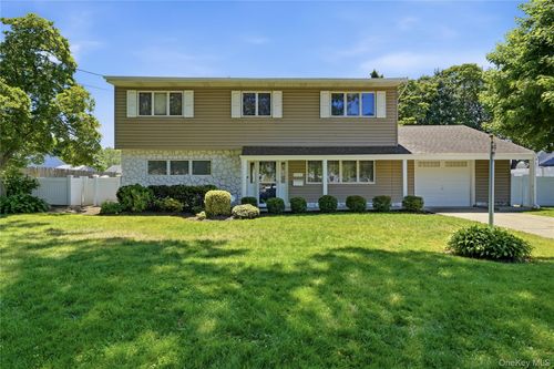 634 Morrison Street, Babylon, NY, 11702 | Card Image