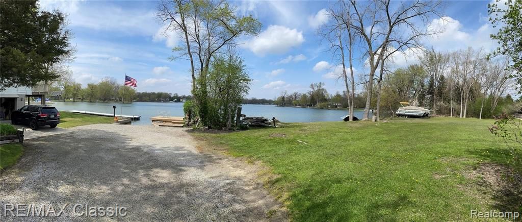 Cooley Lake Rd, Waterford, MI 48327
