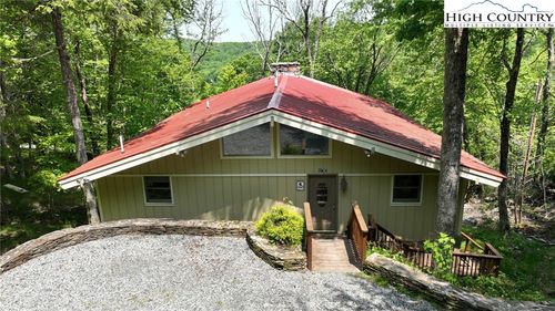 216 Lake Rd, Beech Mountain, NC, 28604-8117 | Card Image