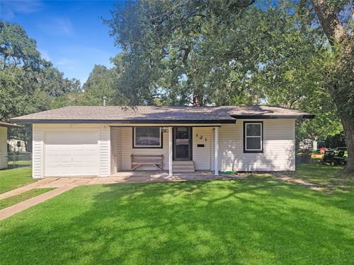 121 Wisteria St, Lake Jackson, TX, 77566-5451 | Card Image