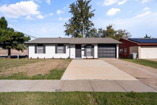 802 Las Palmas Dr, Grand Prairie, TX, 75052-5319 | Card Image