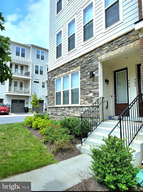 902 California Dr Ne, LEESBURG, VA, 20176-1848 | Card Image