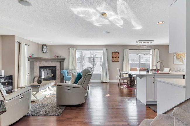 37 Everwillow Park Sw, Home with 4 bedrooms, 3 bathrooms and 4 parking in Calgary AB | Image 4