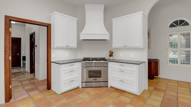 Commercial grade 36" Gas Range with crafted vent hood vented to the exterior for the gourmet cook | Image 15