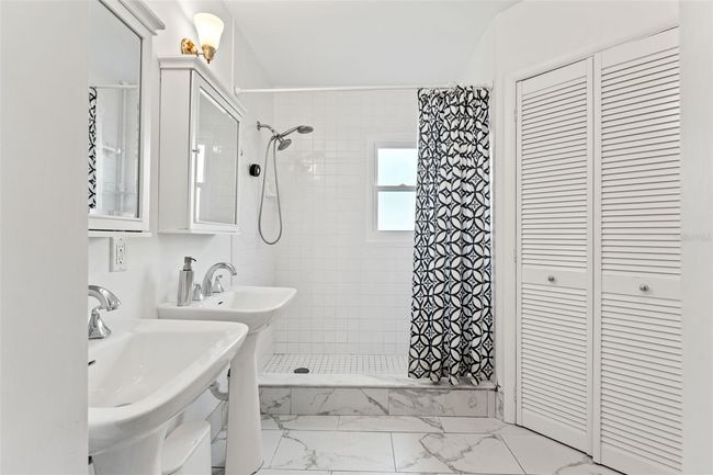 Primary Bathroom | Image 15