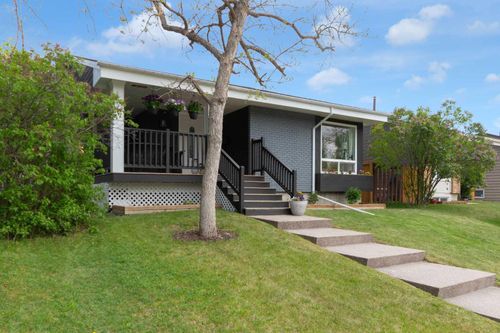 15 Woodglen Rd Sw, Calgary, AB, T2W4N8 | Card Image