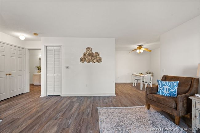 207 Colonial Club Dr, Condo with 2 bedrooms, 2 bathrooms and null parking in New Albany IN | Image 7