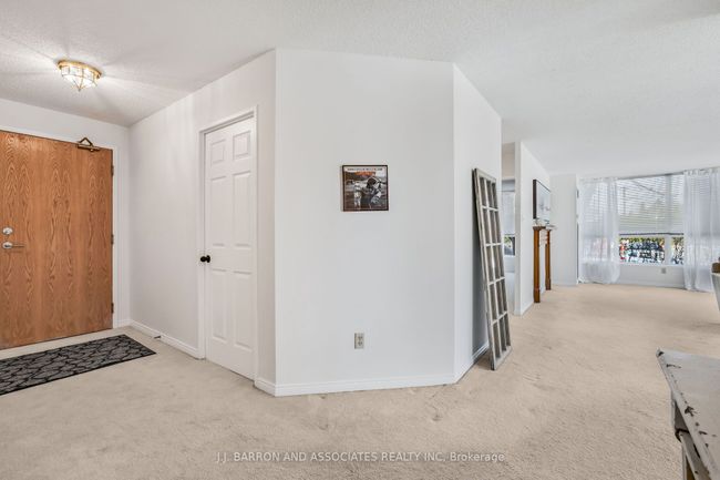 114 - 14924 Yonge St, Condo with 2 bedrooms, 2 bathrooms and null parking in Aurora ON | Image 4