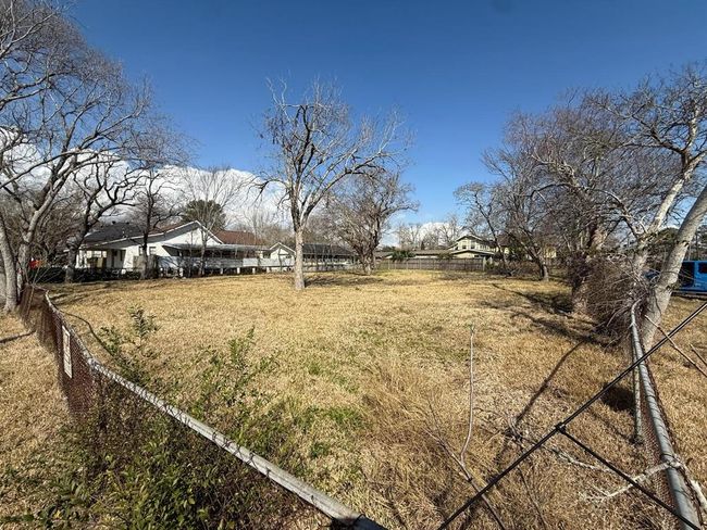 1001 N Bayshore Dr, Home with 0 bedrooms, 0 bathrooms and null parking in La Porte TX | Image 9