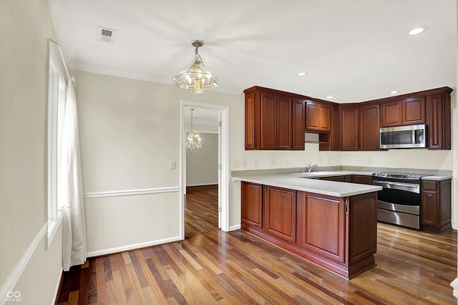 Eat-in kitchen area | Image 25